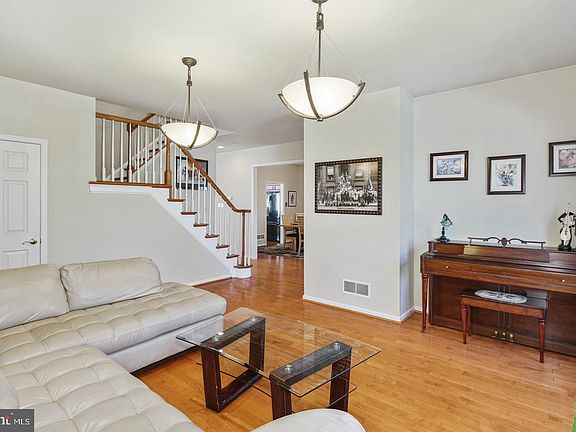 3rd image of 415 Vineyard Ln