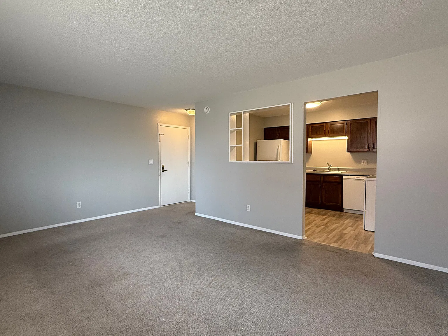 2 bed, 1.5 bath, 915 sqft, $925 — Photo 4