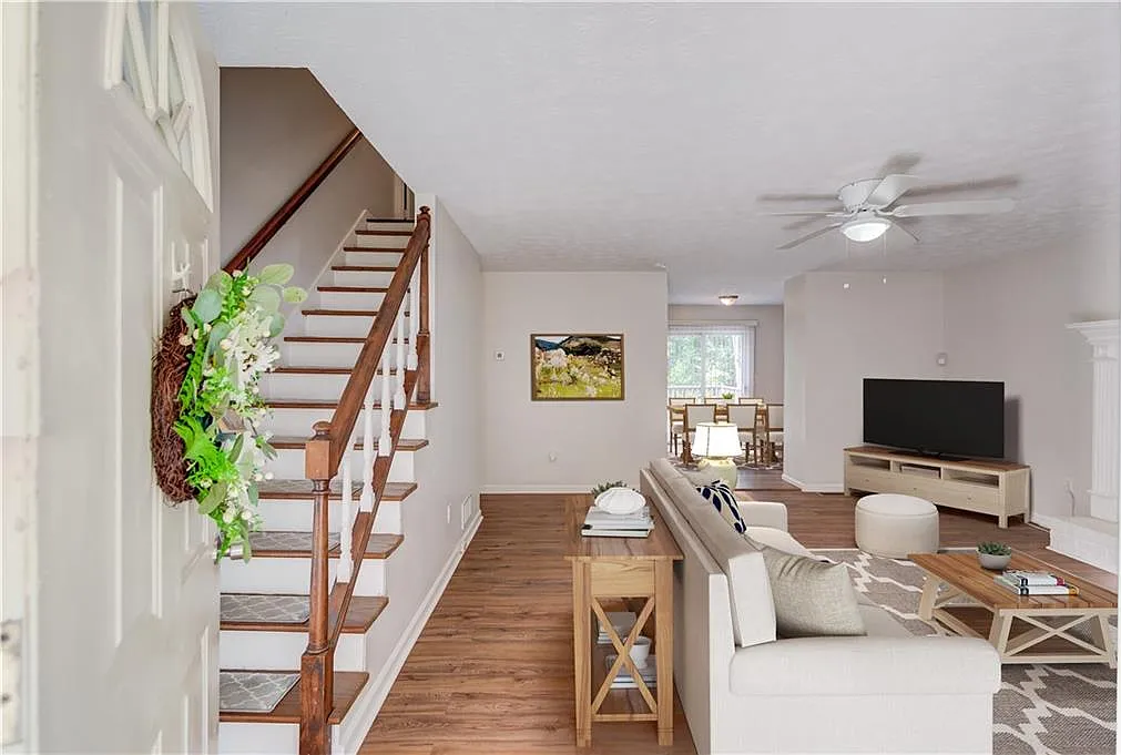 3 bed, 2.0 bath, 1677 sqft, $2,200 — Photo 3