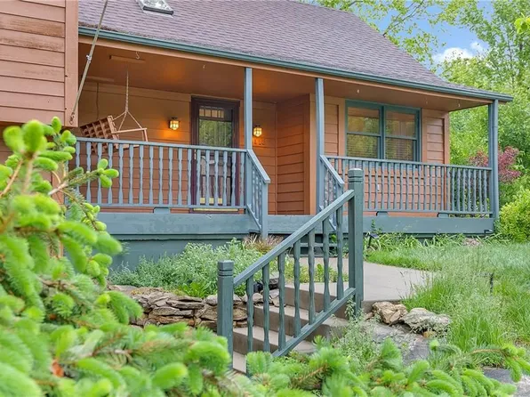 5118 Hedges Ct, Kansas City, MO 64133