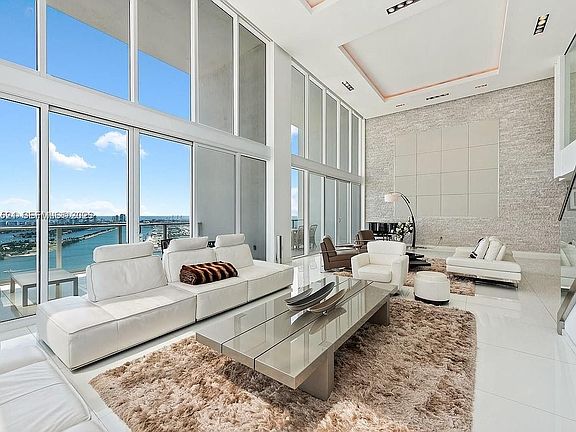 2nd image of 1040 Biscayne Blvd #Penthouse 4403
