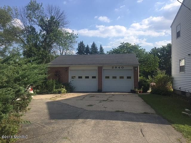2nd image of 2940 Knapp St NE
