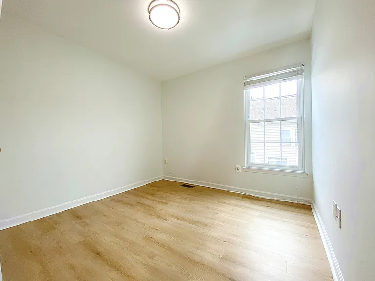 710 Market St E — Photo 31