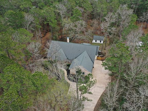 Storage building and no rear neighbors! peaceful and quiet!