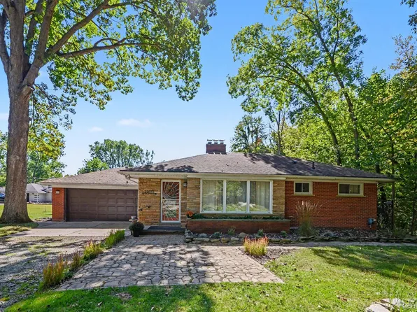 21695 Rougewood Dr, Southfield, MI 48033