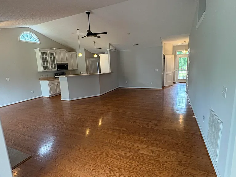 121 Mulberry Cir — Photo 14