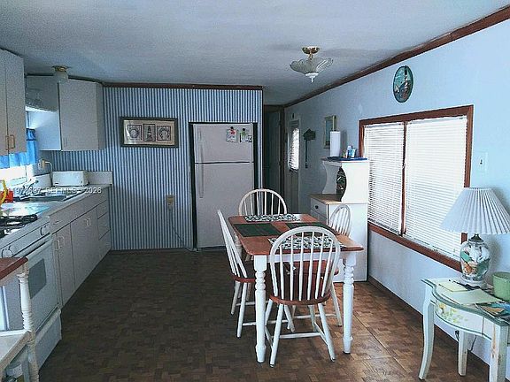4th image of 261 Burgundy Dr