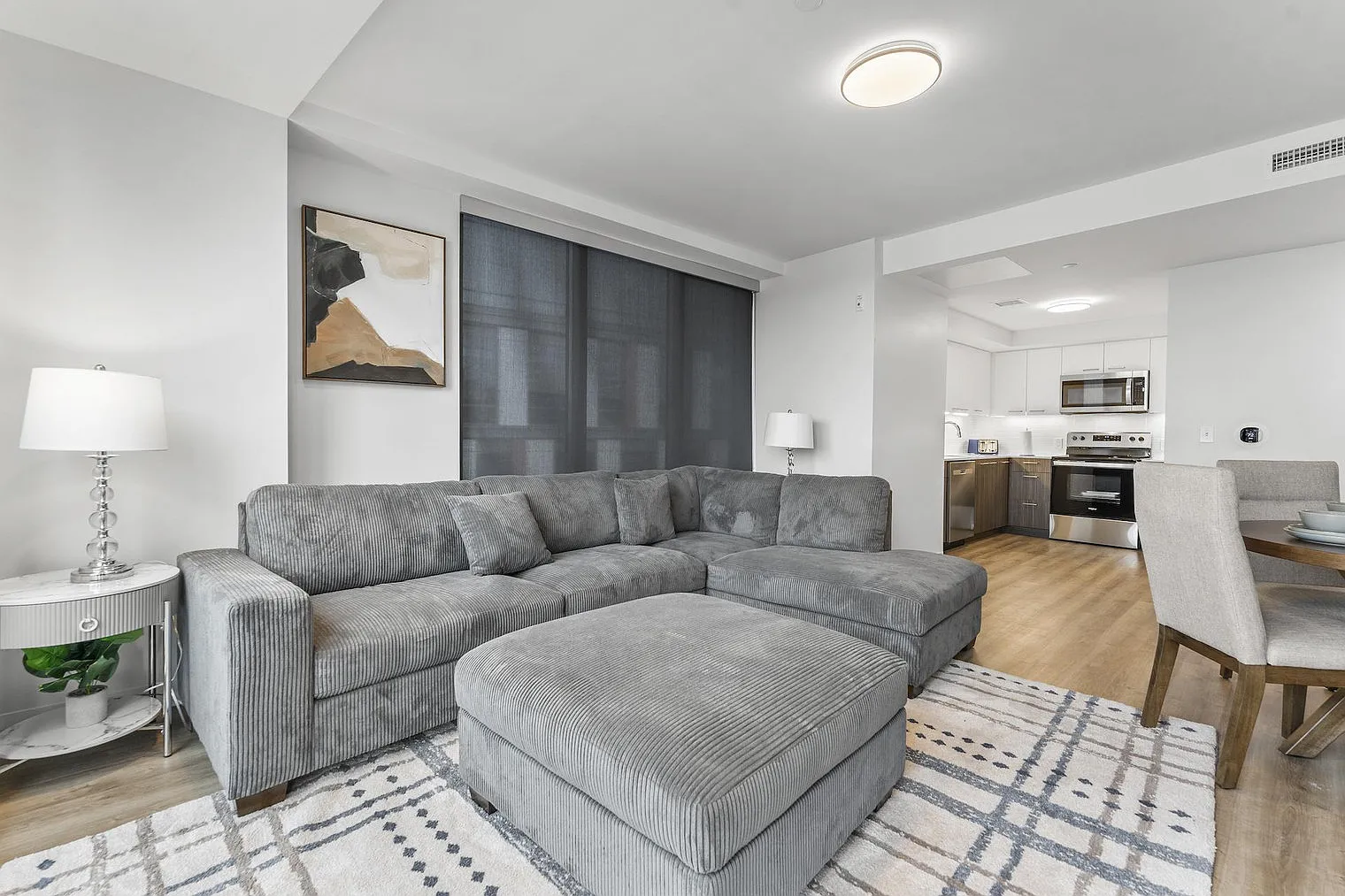 2 bed, 2.0 bath, 1054 sqft, $4,083 — Photo 4