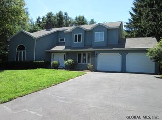8 Zamora Ct, Clifton Park, NY 12065