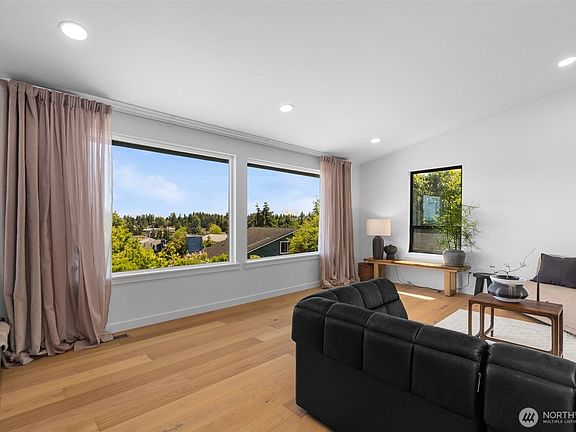 5th image of 4101 N Vassault Street
