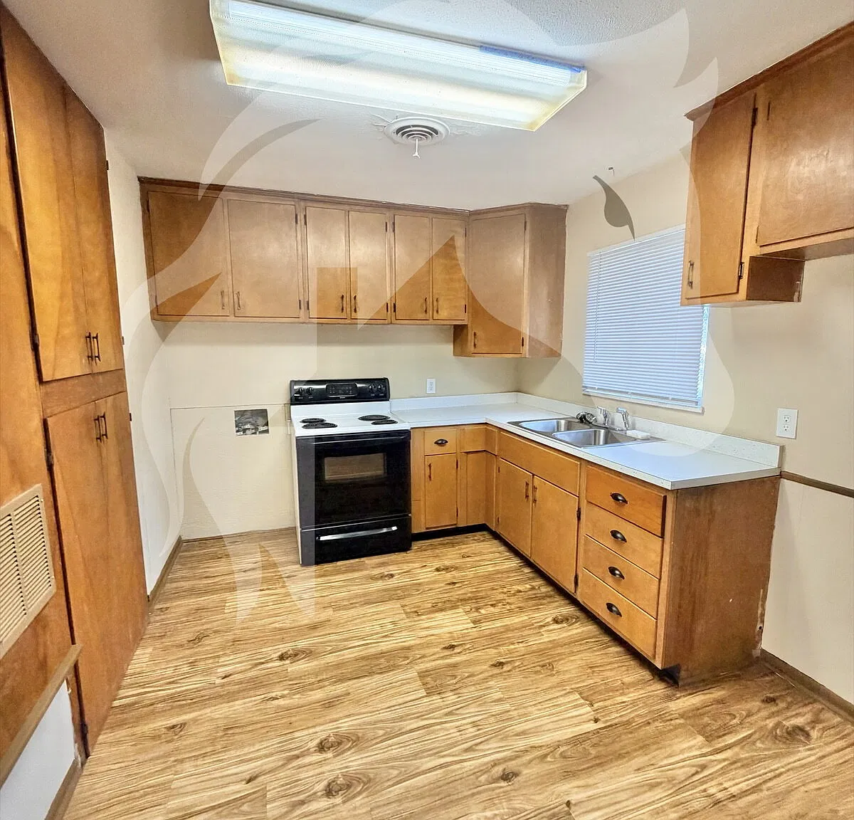 3 bed, 1.5 bath, $900 — Photo 2