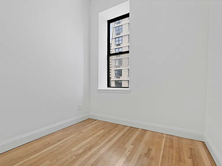 230 E 27th St #17 — Photo 6