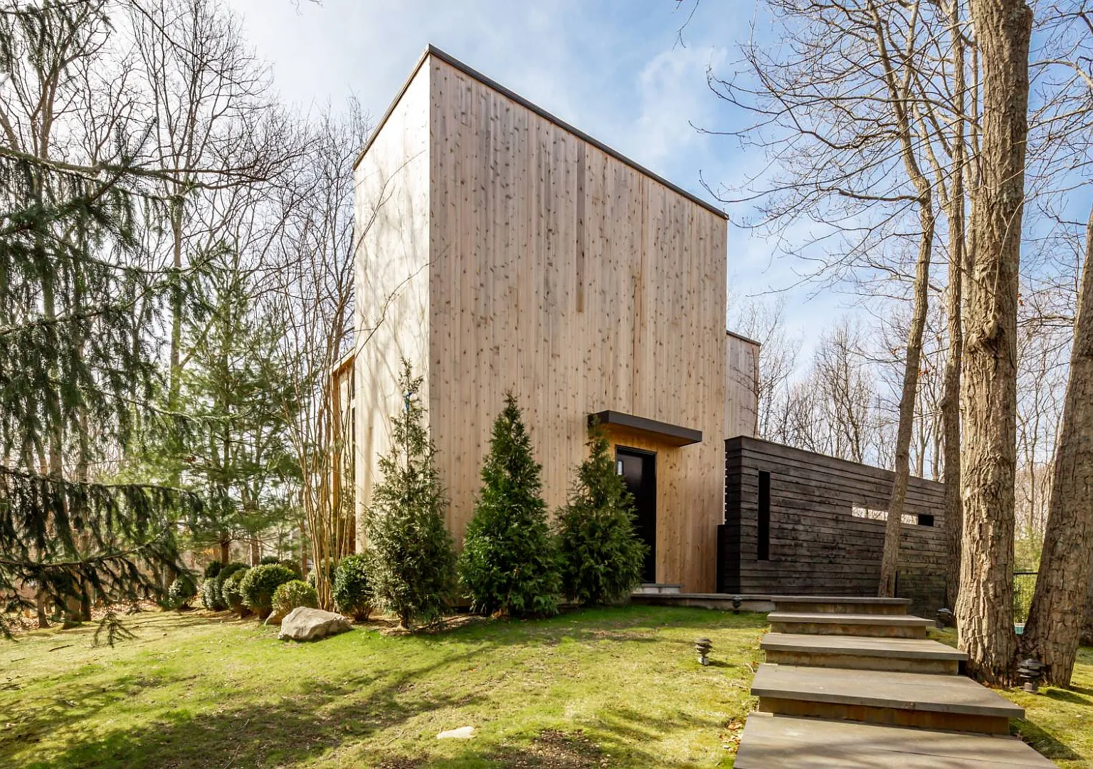 Modern Design Masterpiece - 3 Bedroom Gem with Pool — Photo 3