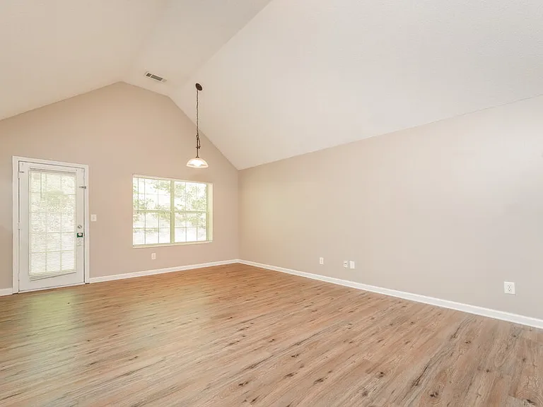 804 Hillandale Ln — Photo 4