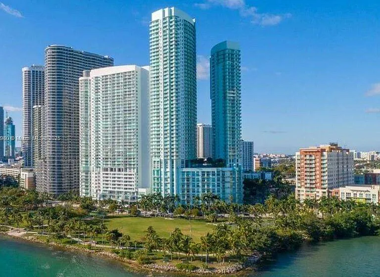 1900 N Bayshore Dr — Photo 1