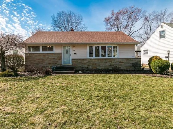 570 Crescent Dr, Willowick, OH 44095