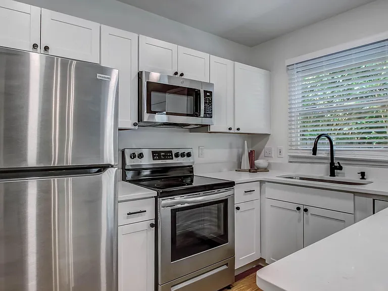 516 E Charlton Ln — Photo 7