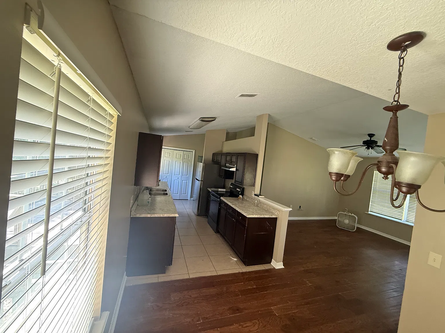 3 bed, 1106 sqft, $1,400 — Photo 2