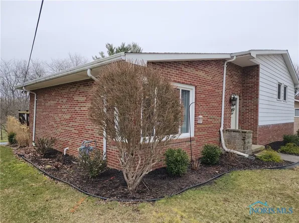 631 Riverview Dr, Upper Sandusky, OH 43351