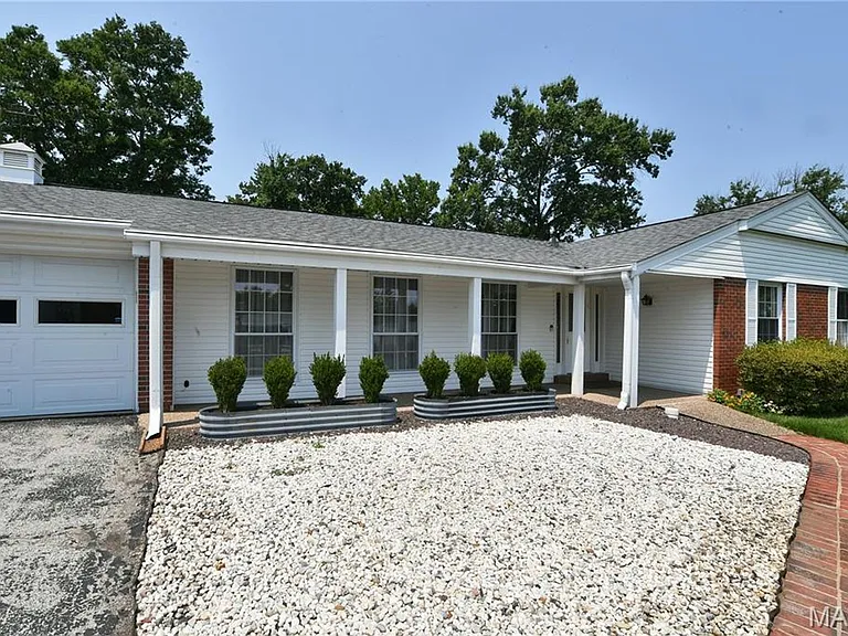 965 Orchard Lakes Dr — Photo 2