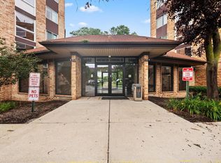 502 W Huntington Commons Rd APT 443, Mount Prospect, IL 60056