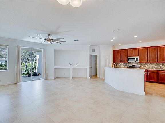 4th image of 1599 Pointe West Dr