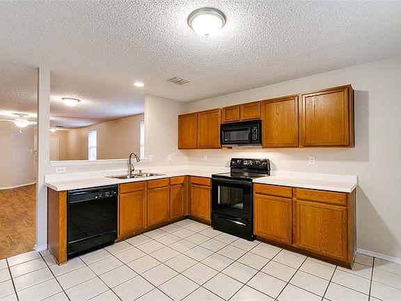 4th image of 1002 Chilton Dr