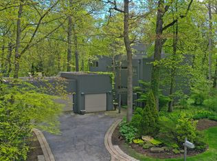 270 Ravine Forest Dr, Lake Bluff, IL 60044