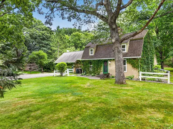 N6976 Neupert Rd, Lake Mills, WI 53551