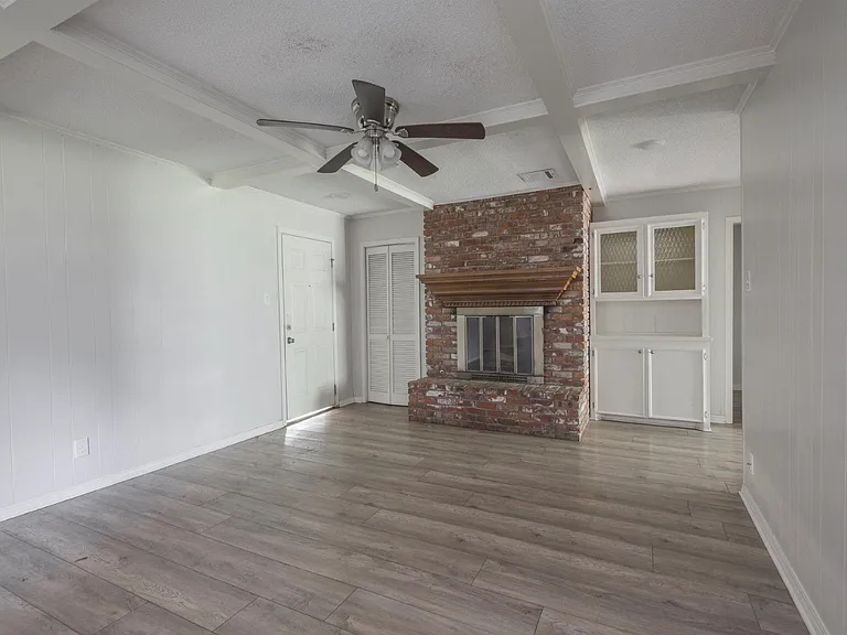 1909 Howard Dr — Photo 2