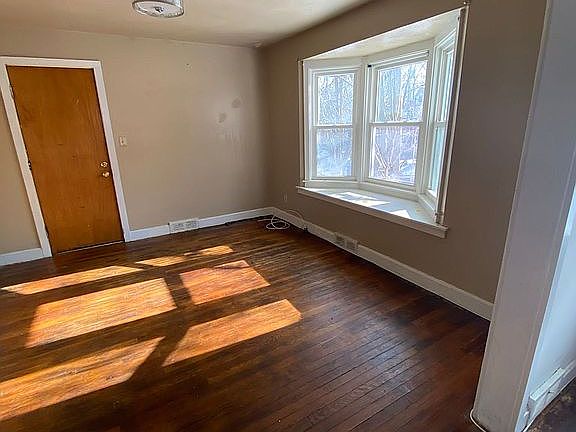 5th image of 323 Onondaga Ave