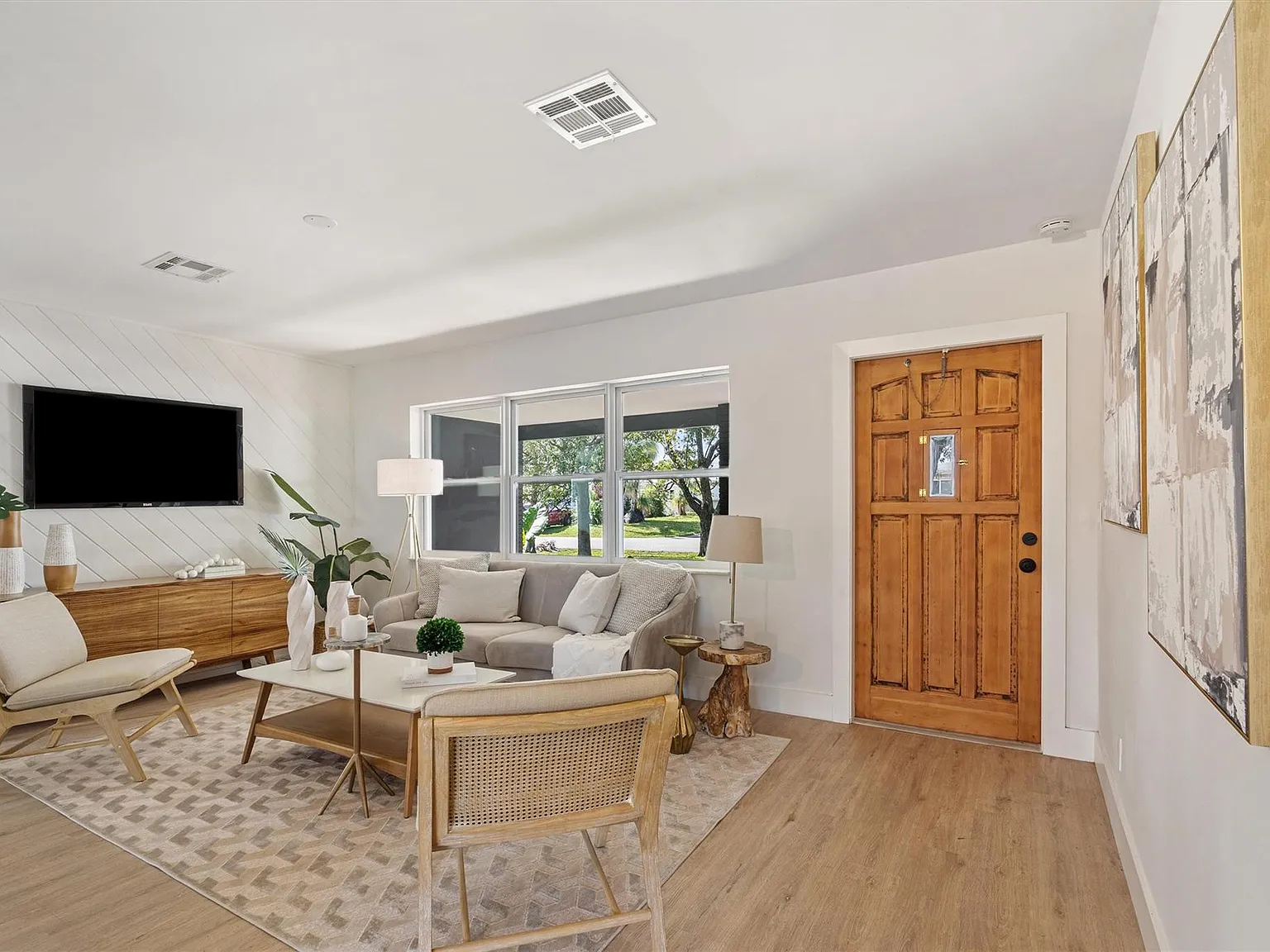 3 bed, 2.0 bath, 1697 sqft, $3,900 — Photo 3