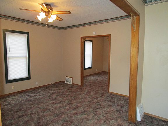 3rd image of 711 W Elm St