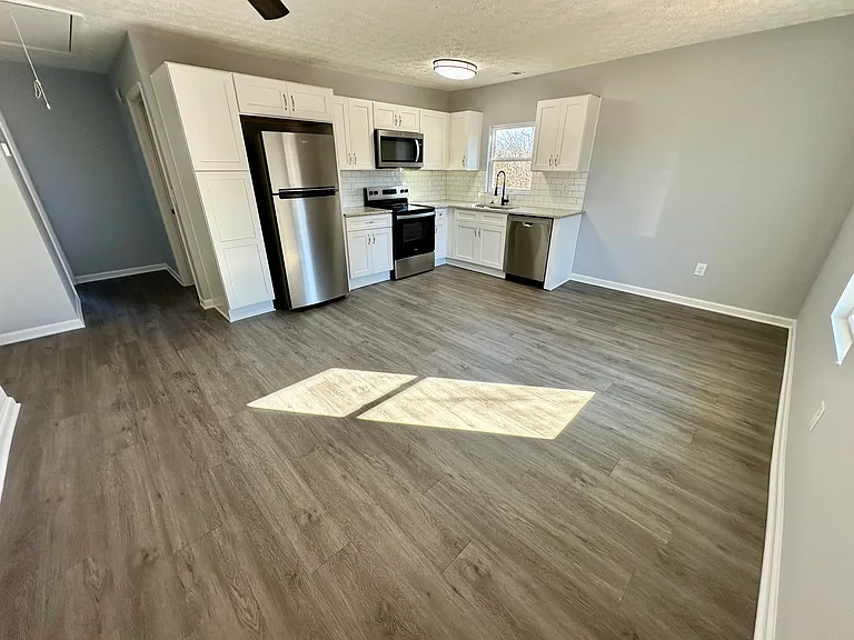 450 Camp Creek Cir #F — Photo 2