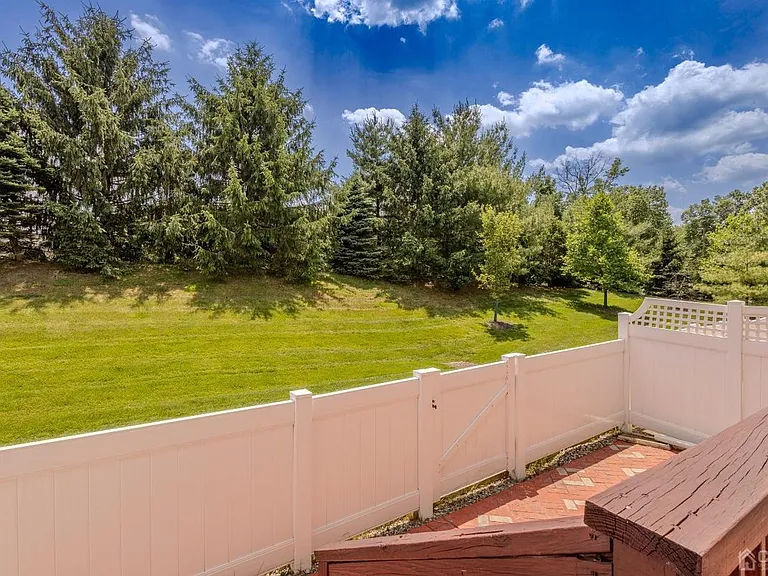 2474 N Canterbury Ln — Photo 21