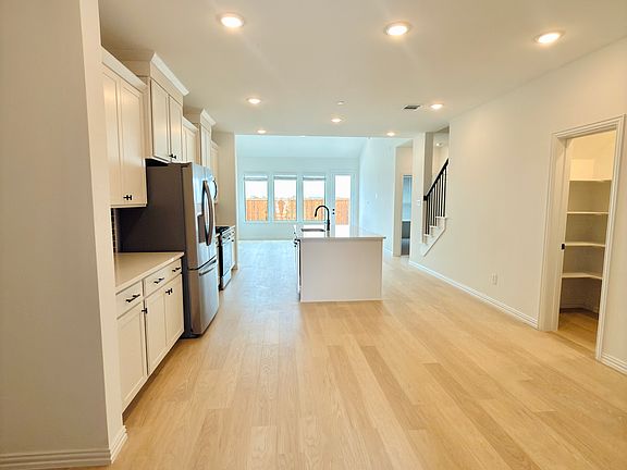 3rd image of 3562 Pierce Ln