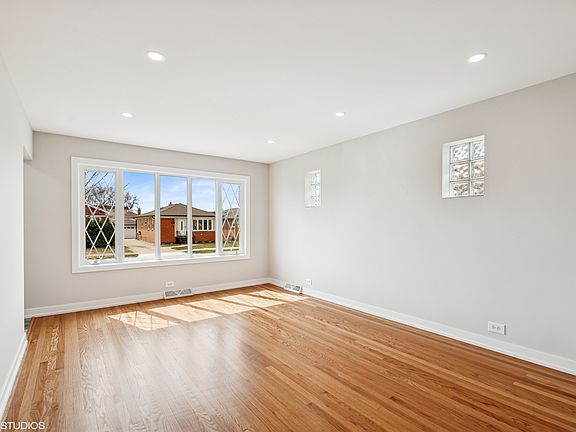 2nd image of 7648 W Ainslie St