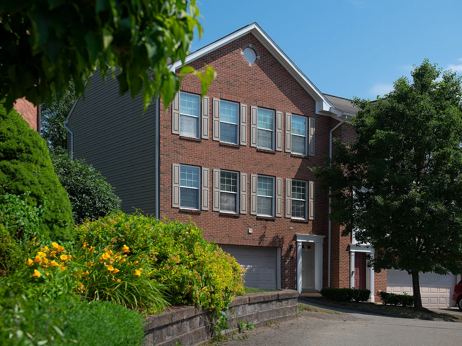 Holiday Park Apartments and Townhomes — Photo 1