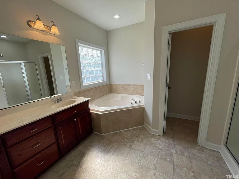 112 Worthington Ct — Photo 23