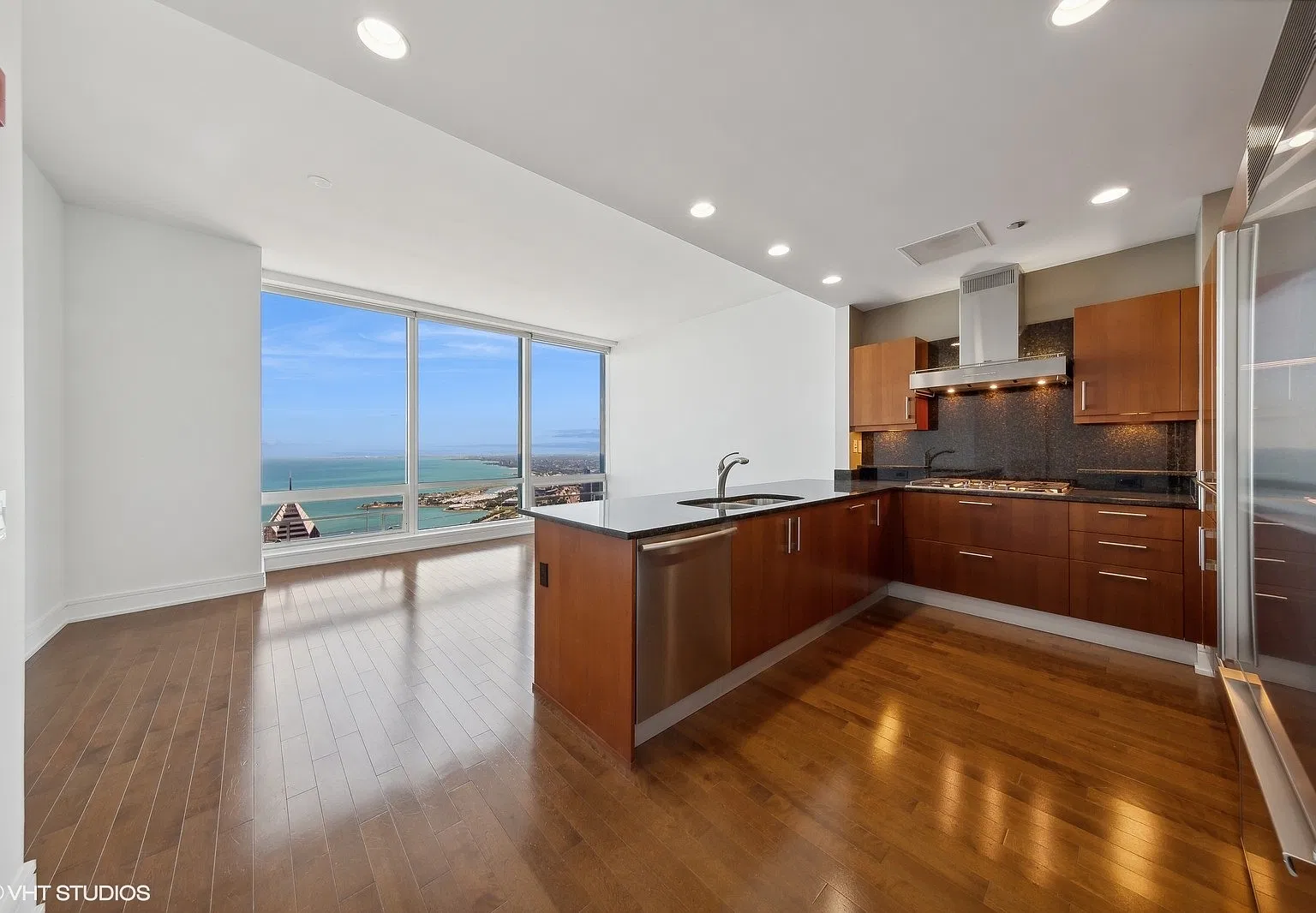 1 bed, 1.5 bath, 1017 sqft, $6,000 — Photo 4
