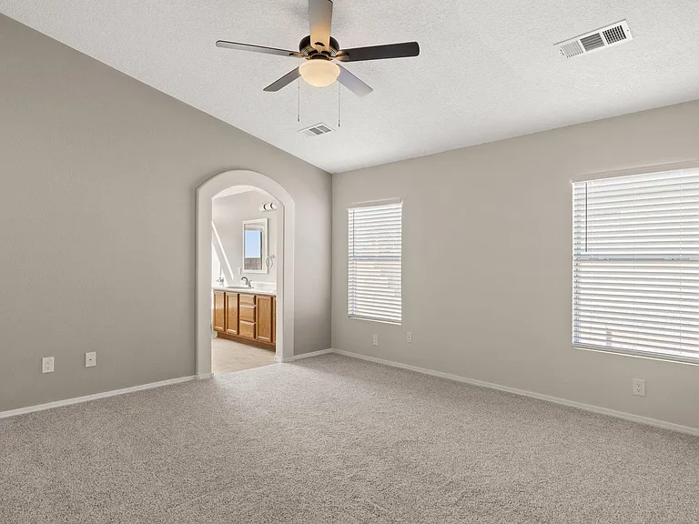 6136 Vaughn Dr NE — Photo 9