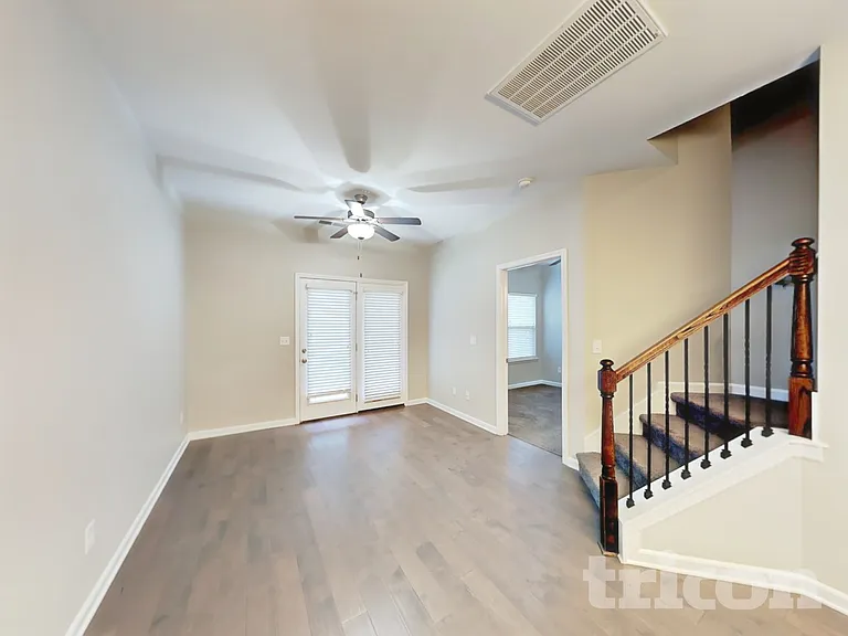 405 Riverwood Ct — Photo 2