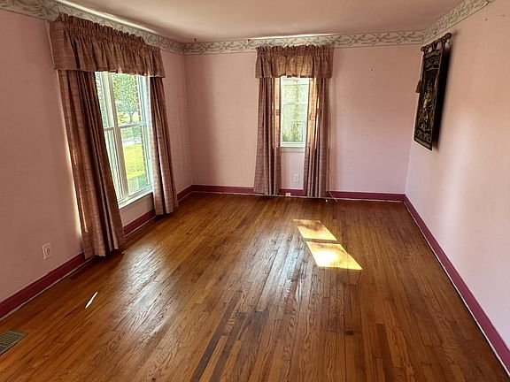 3rd image of 719 Woodmere Dr