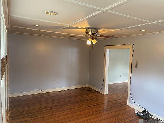 5th image of 2266 Cloverdale Ave