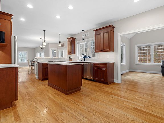 5th image of 18 LongMeadow Road