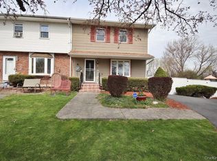 35 Black Stallion Ct, Middletown, NY 10940