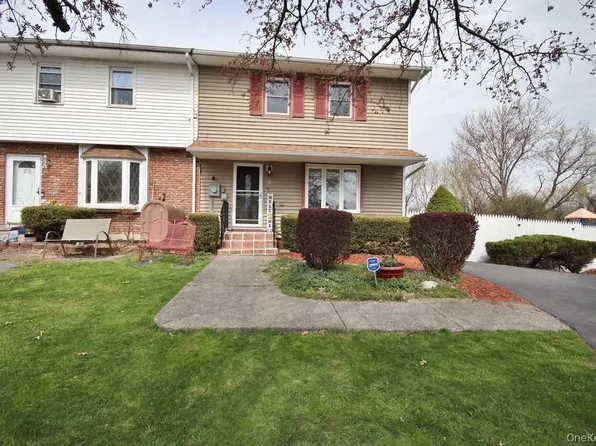 35 Black Stallion Court, Middletown, NY 10940