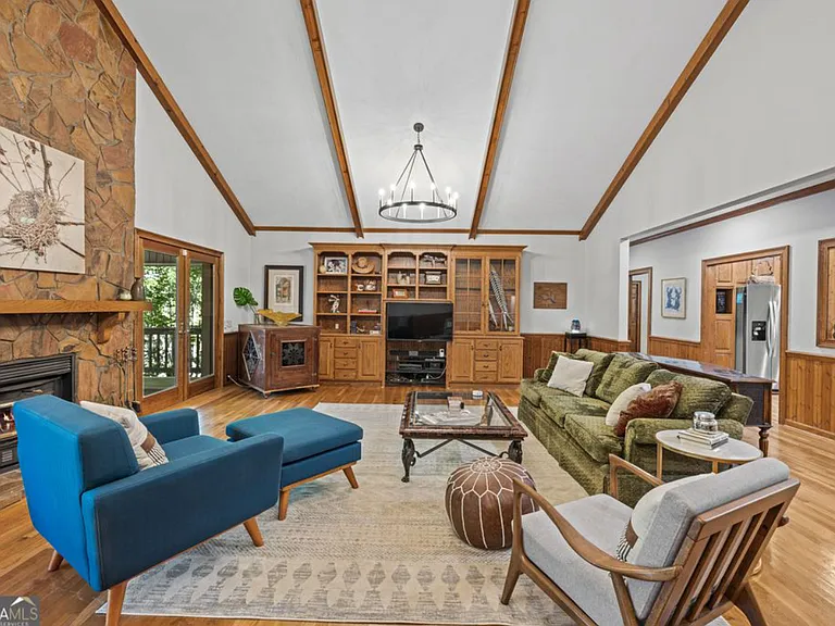 2090 N Jefferson St NE — Photo 4