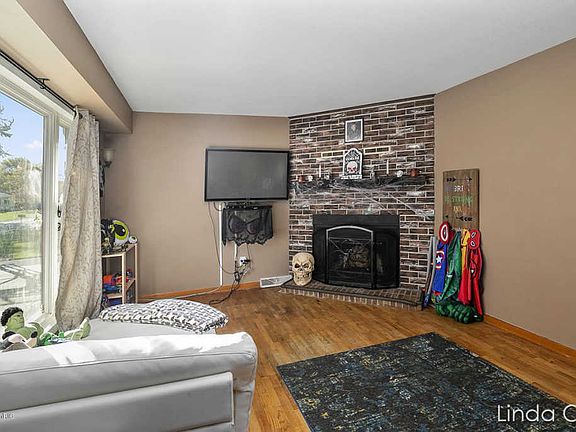 3rd image of 4773 Bonneville Dr NE
