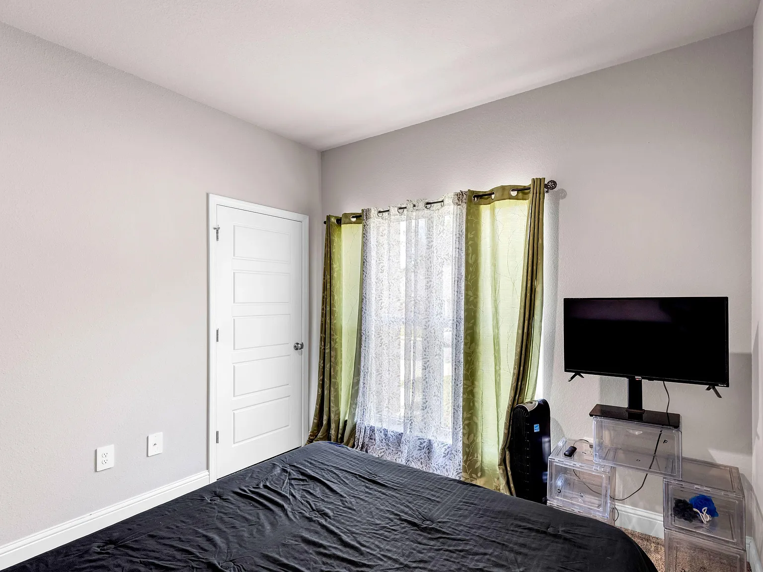 3 bed, 1.0 bath, 2200 sqft, $1,139 — Photo 1